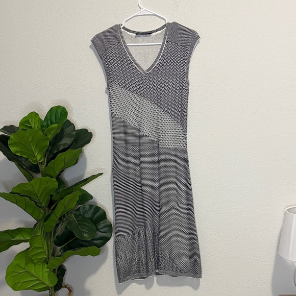 Magaschoni Dresses & Skirts - Magaschoni Black and white geometric Patterned knit Midi Dress small